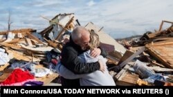 Shumë amerikanë janë prekur nga tornado që kanë përfshirë disa shtete, derisa numri i të vdekurve mund të shkojë në mbi 100. 