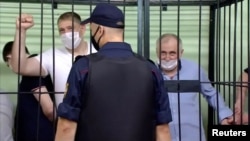 Сергей Тихановский среди других обвиняемых на процессе в Гомеле 