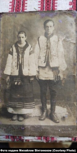Прадід і прабаба Михайла Вінтонюка у біленьких кептарях