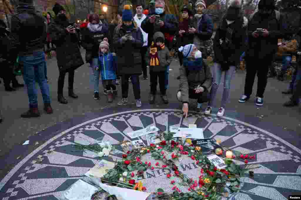 A&nbsp;Strawberry Fields John Lennon élő emlékhelye, amelyet 1985-ben adtak át. Lennon özvegye, Yoko Ono Lennon tájépítészekkel együtt alakította ki az emlékhelyet, nem messze Lennon New York-i lakhelyétől és meggyilkolásának helyszínétől, a Dakota-háztól