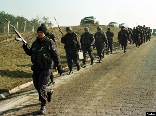 Policët serbë vendosen në pozicione më 18 janar në Reçak.