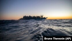 Контрабандисти перевозять мігрантів у погано обладнаних і часто переповнених гумових човнах