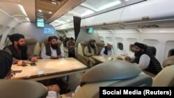 Delegatët talibanë gjatë udhëtimit për në Doha të Katarit, për bisedime me zyrtarët amerikanë. Tetor, 2021.
