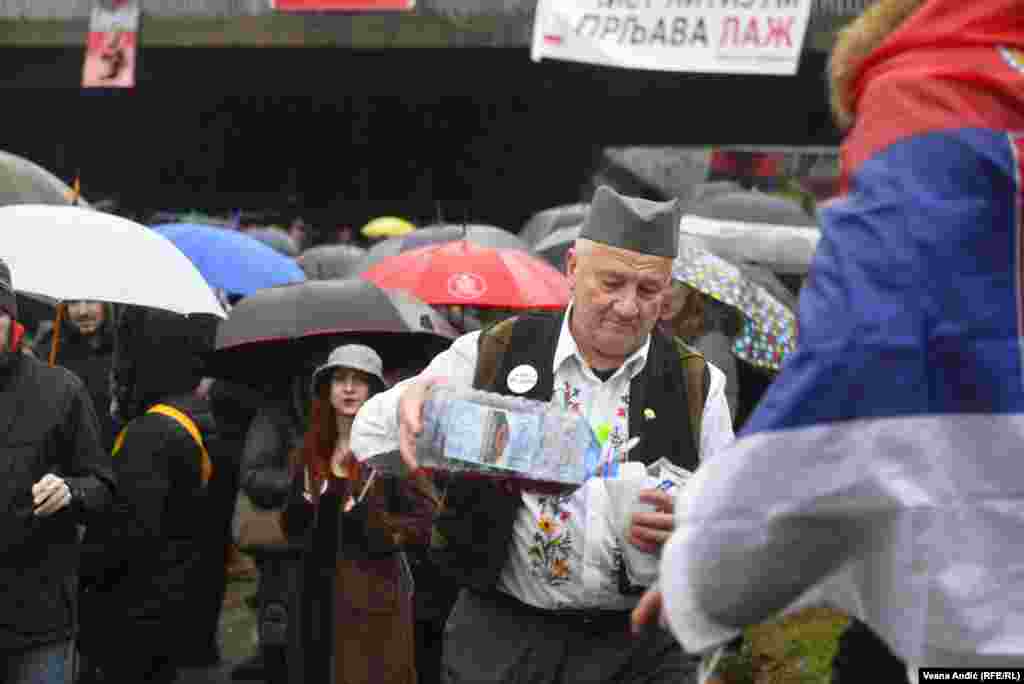 Učesnik blokade autoputa u tradicionalnoj srpskoj nošnji u glavnom gradu Beogradu. Blokada centralnih saobraćajnica u Srbiji preduzeta je sa ciljem sprječavanja otvaranja rudniku litijuma na zapadu države, što po mišljenju zelenih aktivista može imati teške ekološke posljedice. Pokret iniciranih od zelenih aktivista dobio je masovnu podršku u zemlji. Fotografija od 11. decembra 2021.&nbsp;