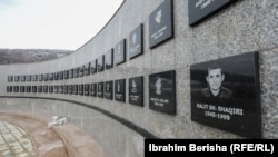 Memoriali për të vrarët në masakrën e Reçakut.