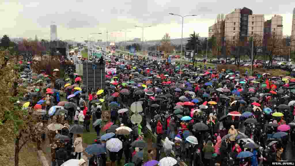 Treću subotu zaredom u Srbiji je bilo blokirano više saobraćajnica širom zemlje. Prvobitne zahteve - da se izmene zakoni o referendumu i eksproprijaciji, vlast je usvojila, a zahtev novog protesta bio je da se međunarodnoj rudarskoj kompaniji Rio Tinto ne dozvoli eksploatacija litijuma. Foto: Beograd 11. decembar 2021.