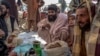 بازار شرافت طی دو سال پس از گذشت فرمان رهبر طالبان مبنی بر ممنوعیت خرید و فروش مواد مخدر، مسدود نشده بود.