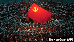 Dans în jurul steagului comunist chinez la gala de aniversare a 100 de ani de la înființarea Partidului Comunist. Beijing, 28 iunie 2021