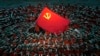 Interpreți îmbrăcați în salvatori se adună în jurul drapelului Partidului Comunist în timpul unui spectacol de gală, înainte de aniversarea a 100 de ani de la înființarea Partidului Comunist Chinez la Beijing, pe 28 iunie.
