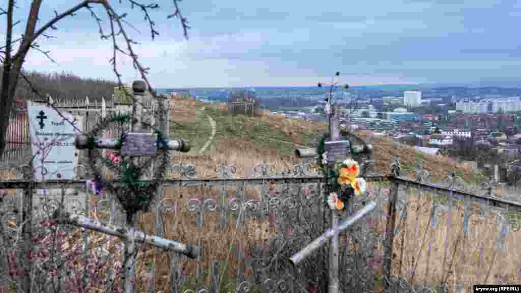 На самом холме &ndash; заброшеное православное кладбище (в Украинке&nbsp;есть еще и еврейское)