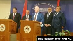 Лідер боснійських сербів Мілорад Додік (крайній праворуч) вже погрожував вийти з державних інституцій, називаючи Боснію і Герцеговину «експериментом міжнародної спільноти»