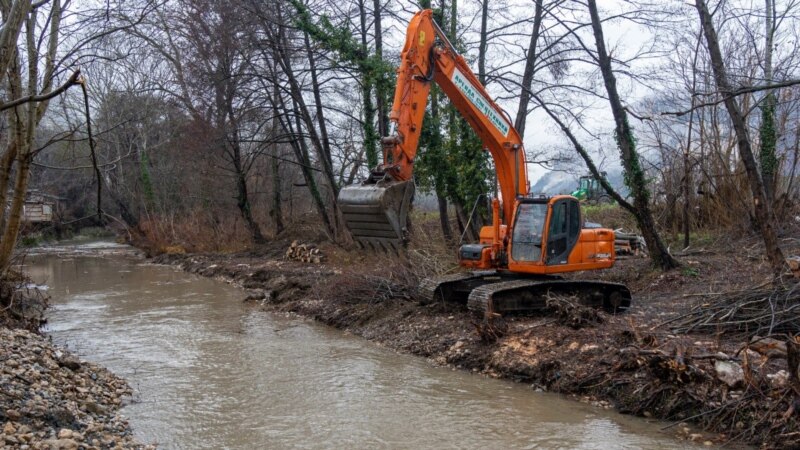 В Бахчисарайском районе продолжают расчищать русло реки Бельбек (+фото)