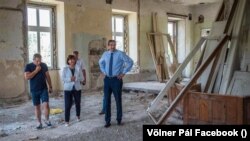 Völner Pál a közigazgatási különbíróság székhelyének kiszemelt épületben Esztergomban