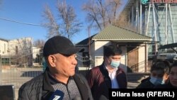 Еркара Жумабаев, отец Нурболата Жумабаева, умершего в здании полиции в Шымкенте вскоре после задержания, дает интервью журналистам. 9 декабря 2021 года
