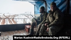 Українські військові їдуть в кузові армійської вантажівки