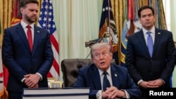 Президент США Дональд Трамп 23 квітня виступає в Овальному кабінеті Білого дому в оточенні віцепрезидента Джей Ді Венса (ліворуч) і державного секретаря Марко Рубіо