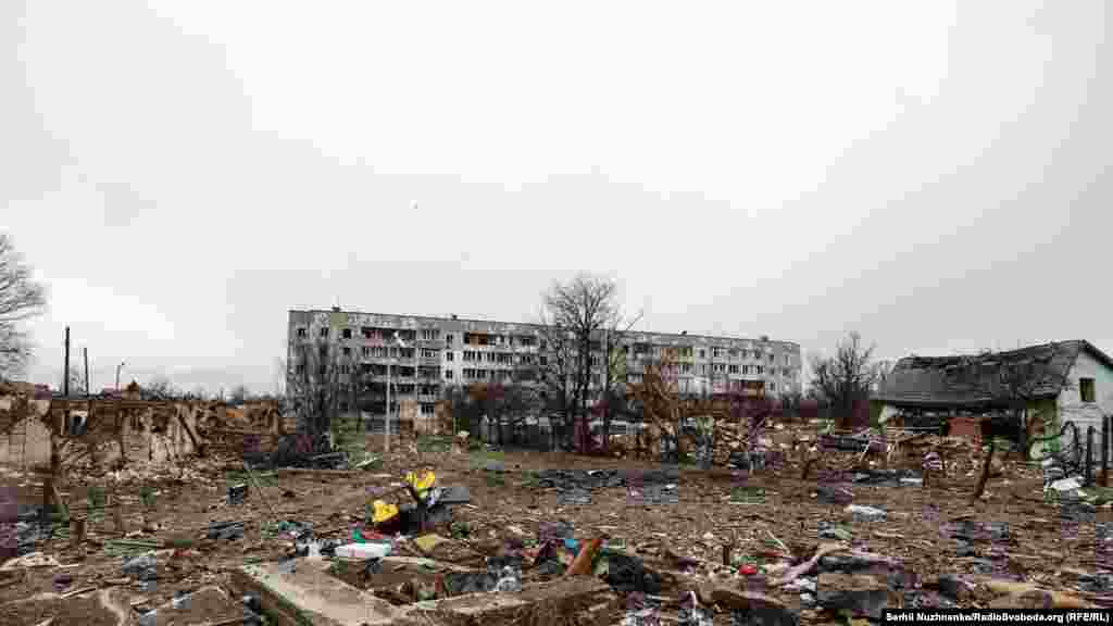 Зруйновані будинки в Бородянці, квітень 2022 року / Хоч і повільно – Бородянка відновлюється, квітень 2025 року на фото праворуч 
