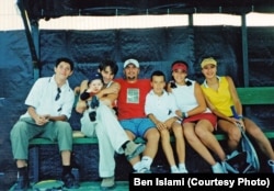 Ben Islami (në qendër, me bluzë të kuqe) pozon për një foto më kolegë dhe familjarë në qendrën e tenisit, gjatë pranverës së vitit 2002.