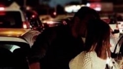 Sărutul devenit viral în Iran în timp ce protestatari sunt uciși