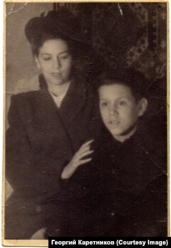 Георгий Каретников с сестрой Еленой во время обучения в хоровом училище 1940-е годы