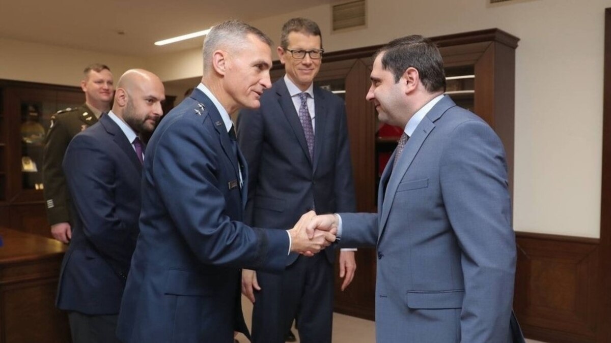 Armenian Defense Chief Meets With Visiting U.S. General - Vimarsana News