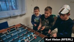 Tre djem ukrainas duke luajtur në një qendër rekreative në Pragë, Republika Çeke.