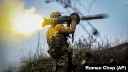 Український військовий запускає протитанкову ракету на Донеччині, листопад 2022 року 