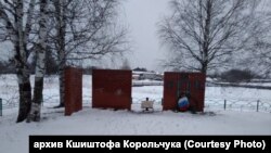Поврежденный мемориал жертвам польских репрессий в Белостоке (Томская область)
