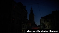 Ukraynanın Lvov şəhəri, raket zərbəlrindən sonra işıqsız qalıb