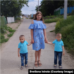 Familia Istrate are trei copii. În prezent, gemenii au patru ani și merg la grădiniță. Foto: arhiva familiei, 2022