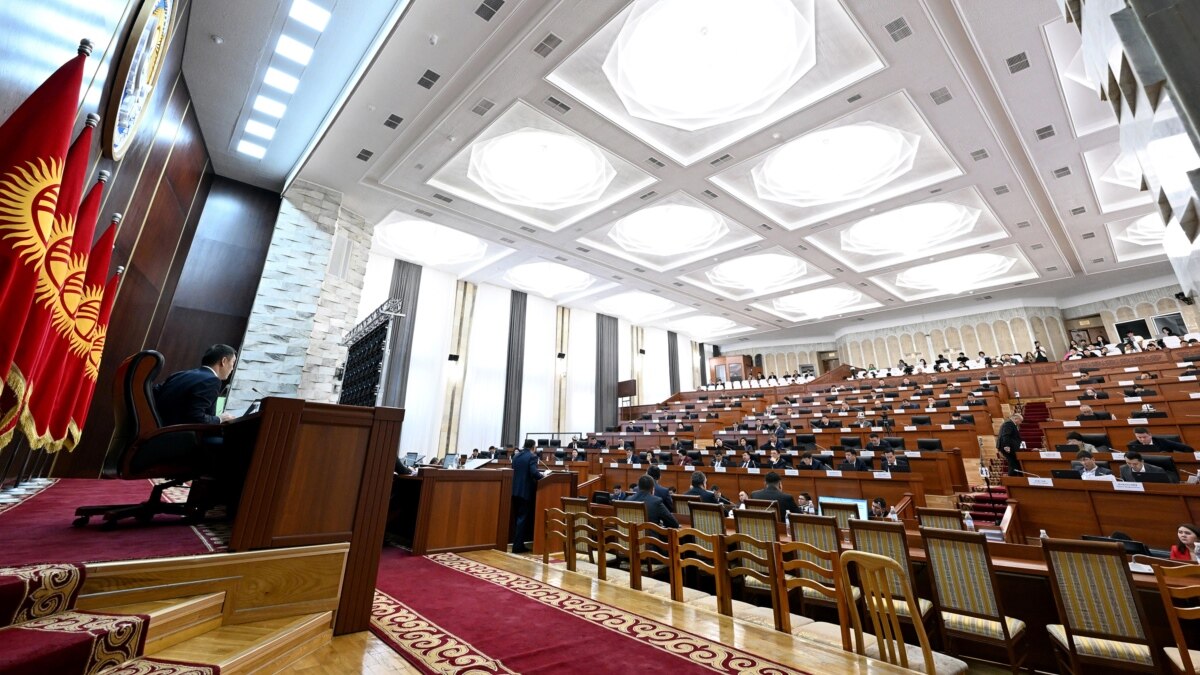 парламент зробив киргизьку мову робочою для органів влади