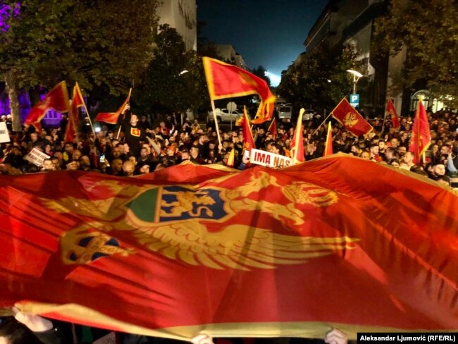 Protestom su dominirale zastave države Crne Gore. Foto: Aleksandar Ljumović