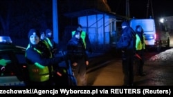 Poliția blochează un drum, după relatările despre două explozii în Przewodow, Polonia, 15 noiembrie 2022