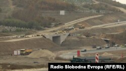Pamje e punimeve për ndërtimin e autostradës Shkup-Bllacë, prej vetëm 12 kilometrash e nisur prej disa vjetësh. Deri tani nuk janë ndërtuar as dy kilometrat e para.