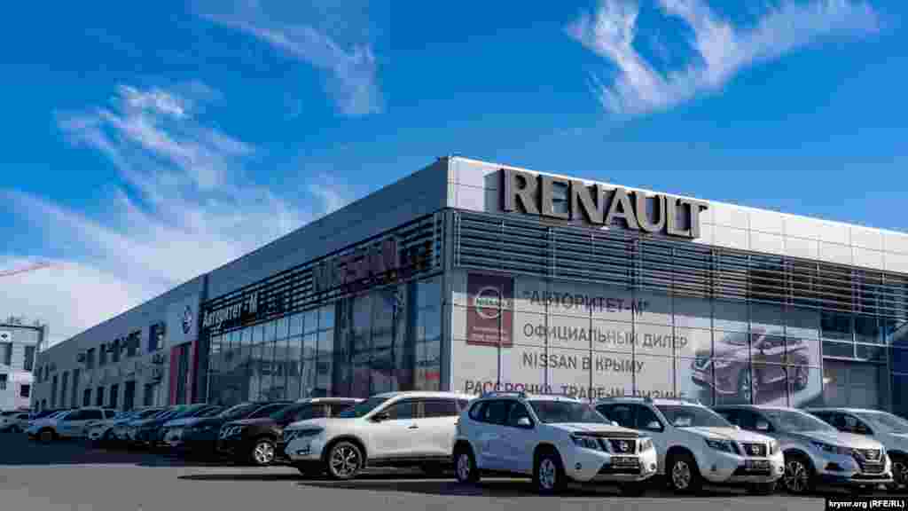 В дилерском центре Nissan и Renault на Симферопольской объездной тоже распродают остатки былой розкоши.Но не очень успешно: по словам сотрудника первого центра, за последний месяц продано лишь одну модель, тогда как в прошлом году месячный продажи исчислялись десятками. Российские СМИ пишут, что уход марки Renault - крупнейшая потеря для российского рынка. Компания была одним из главных инвесторов в российский автопром, владела АВТОВАЗом и отдельным заводом в Москве