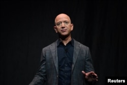 Jeff Bezos, fondatorul Amazon, este al doilea cel mai bogat om din lume. Pe locul I este Elon Musk, iar bronzul îl ia Mark Zuckerberg.