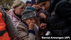  Жена реагира прочувствено на храната, раздавана като филантропична помощ в Херсон, 17 ноември 2022 година 