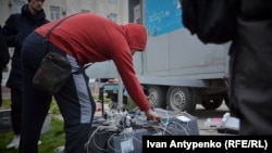  Мобилна станция за зареждане на телефони в Херсон, 16 ноември 2022 година Ден по-късно са издигнати и отоплени шатри, в които хората могат да си зарееждат техниката или да се обадят на околните си. 