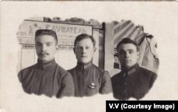 Красный командир Павел Воронов (слева) и его товарищи. СССР, 1920-е годы