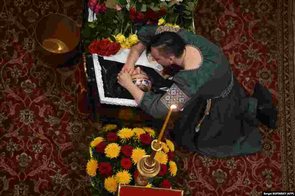 Yevhenia mourns her husband, well-known Ukrainian handball player Yevhen Kolesnichenko, who died near Bakhmut during a battle in the Donetsk region with Russian troops, at a funeral ceremony at the Mykhaylo Golden Doms cathedral in Kyiv on November 16.
