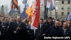 Војислав Шешељ пред три години го палеше хрватското знаме пред Врховниот суд на Србија