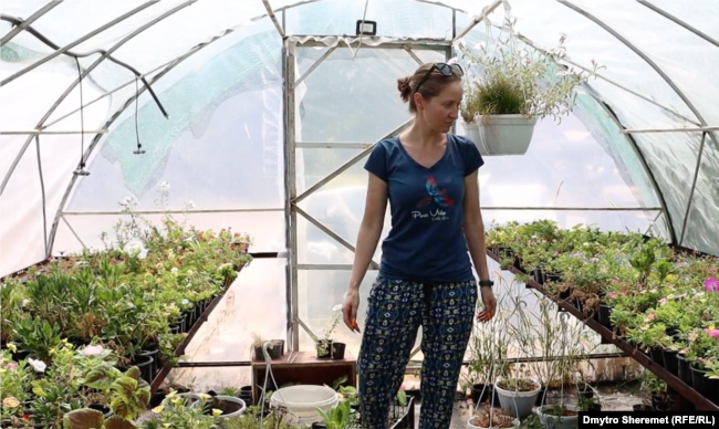 Надія в Чорнобаївці розводить квіти