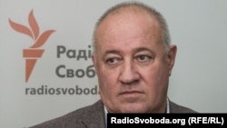 Народний депутат Віктор Чумак, чию приймальню в одному з районів Києва невідомі облили фарбою і залишили на стінах написи