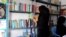 Într-un oraș afgan prins în lupte continue, o bibliotecă condusă de femei este un refugiu al învățării