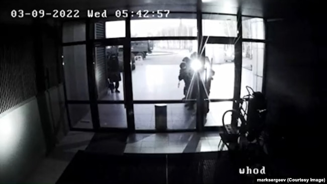 Вхід у церкву в Мелітополі. Скриншот з камери відеоспостереження