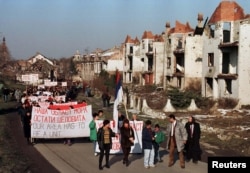 Autonómiát követelő szerbek felvonulása Vukovárban 1997-ben