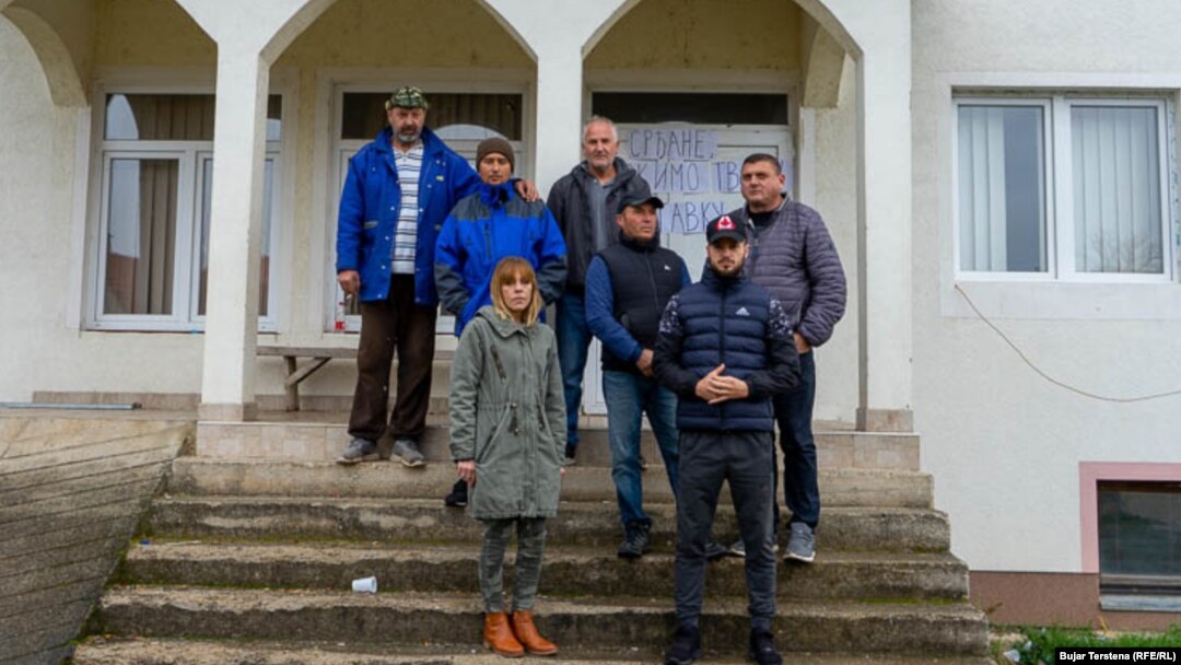 Етнички Срби на скалите на канцеларијата на српската самоуправа во Вербоц