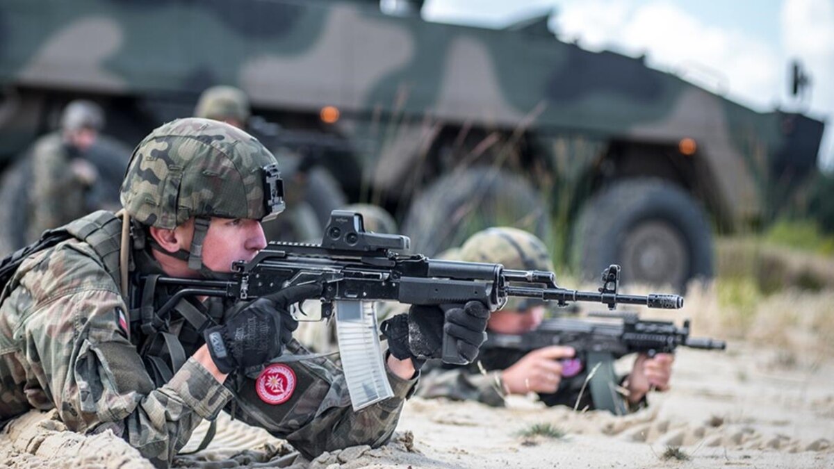 Полша твърди, че е заплашена от съседен Беларус и разполага