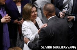 Președintele demisionar al Camerei Reprezentanților din SUA, Nancy Pelosi, îl salută pe reprezentantul democrat Hakeem Jeffries, în Capitoliul SUA, 17 noiembrie 2022.