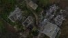 Російський танк і зруйновані будівлі у звільненому від російських військ селі на околицях Херсона, 16 листопада 2022 року